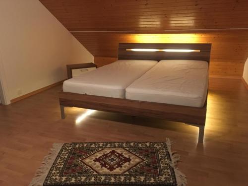 Łóżko lub łóżka w pokoju w obiekcie Charmante maison villageoise 5 personnes HappyDay Neuchâtel
