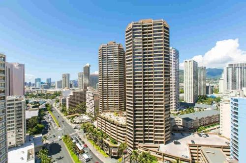 una vista aérea de una ciudad con edificios altos en Ilikai Tower 1 Bedroom City View Condos with Private Lanai & Free Wifi!, en Honolulu