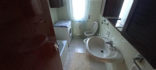 A bathroom at Appartamento mq 75 in zona riservata