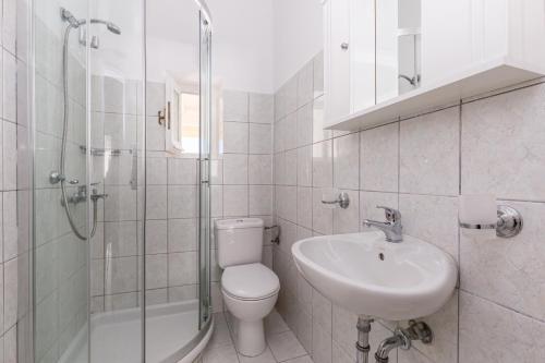 een badkamer met een toilet, een wastafel en een douche bij Villa Georgina in Nisakion