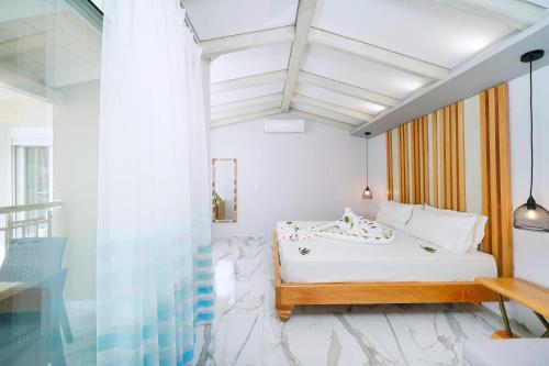 a bedroom with a bed and a balcony at Suites El Greco in Potos