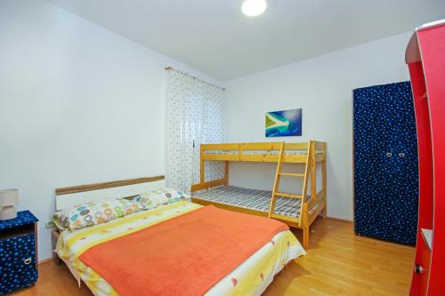 En eller flere senge i et værelse på Apartments Makarska