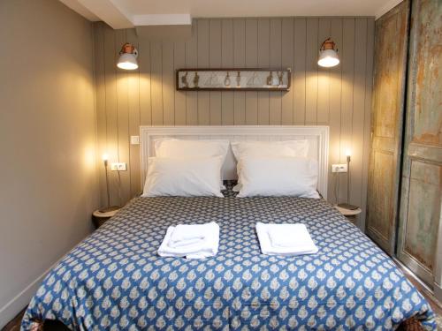 une chambre avec un lit avec deux serviettes dessus dans l'établissement L'appart de la Ferté - Rue principale de St Valery, à Saint-Valery-sur-Somme