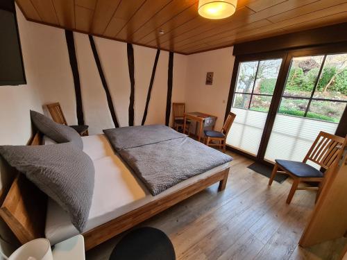 Schlafzimmer mit einem Bett, einem Tisch und Stühlen in der Unterkunft Ferienhaus Winzerauszeit in Ellenz-Poltersdorf