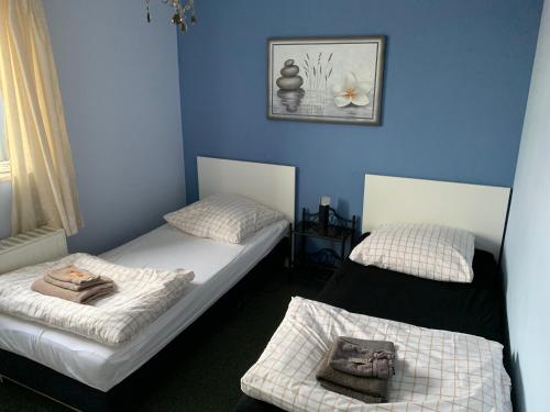 Кровать или кровати в номере Monteur-Wohnungen, City-Apartment Sarrebruck