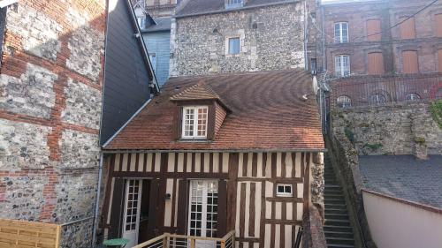 une petite maison dans la cour d'un bâtiment dans l'établissement Honfleur effet mer 2, à Honfleur