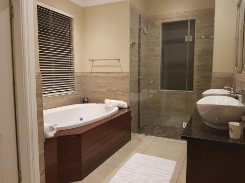 Ένα μπάνιο στο Luxury Golfers Paradise - Simbithi Eco-Estate - No Loadshedding