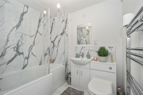 Ванная комната в Modern seaside apartment ,Lossiemouth, Moray