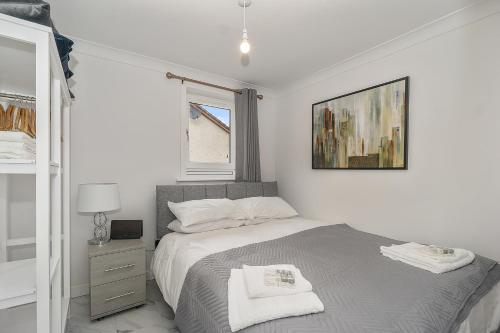 Кровать или кровати в номере Modern seaside apartment ,Lossiemouth, Moray