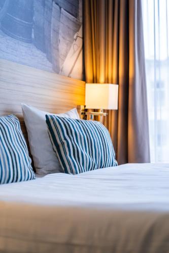 Postel nebo postele na pokoji v ubytování Stadshotel De Klok