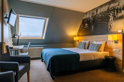 A bed or beds in a room at Stadshotel De Klok