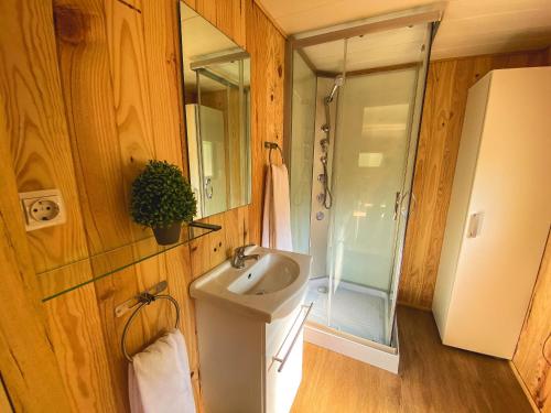uma pequena casa de banho com um lavatório e um chuveiro em Camping Arena Blanca em Benidorm