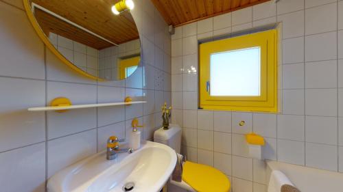 uma casa de banho com um lavatório, um WC e um espelho. em Chalet in the heart of the Val d'Anniviers resort em Saint-Jean