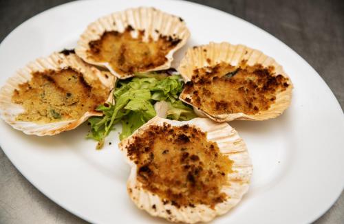 ホテルの敷地内または近くでの食事または食べ物