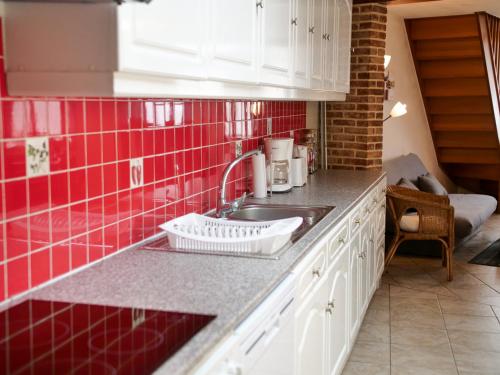 - un comptoir de cuisine avec évier et carrelage rouge dans l'établissement Le Chant des Siffleurs 3 étoiles - à 100m du port, à Saint-Valery-sur-Somme