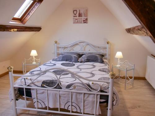 une chambre avec un lit blanc dans un grenier dans l'établissement Le Chant des Siffleurs 3 étoiles - à 100m du port, à Saint-Valery-sur-Somme