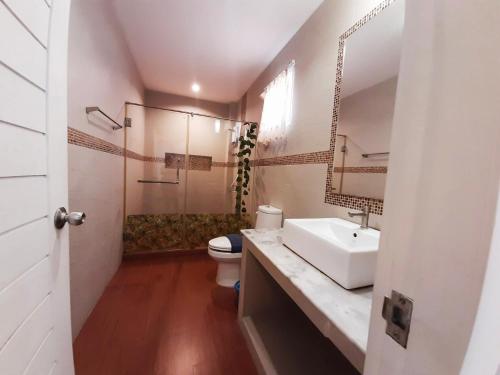 Phòng tắm tại Namcha Private Pool Villa Huahin 4 Bedrooom With Pool Table BBQ & Karaoke