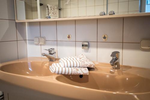 ein Badezimmer mit einem Waschbecken und zwei Handtüchern darauf in der Unterkunft Haus Lucas in Hilders