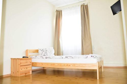 sypialnia z dużym łóżkiem i oknem w obiekcie TORINO lounge w Mariampolu