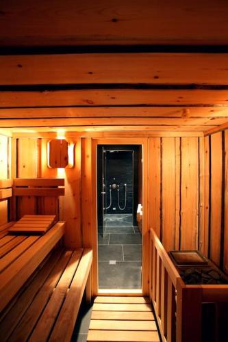 BagnesにあるArtsy Luxurious Ski-In-Out-Chaletのギャラリーの写真