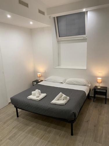 a bedroom with a bed with two towels on it at Guest's Heaven in Rome