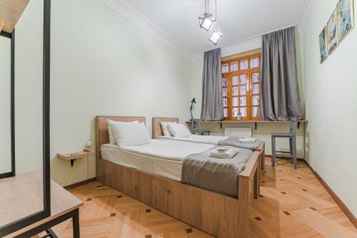 een slaapkamer met een bed en een raam bij Jako Boutique Hotel in Tbilisi City