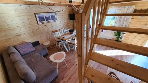 a living room with a couch and a table at Lawendowy domek in Mysłakowice