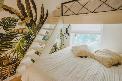 um quarto com uma cama e uma parede de plantas em Apartament 309 em Boszkowo