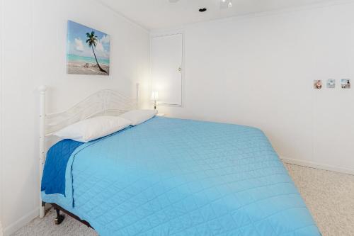een witte slaapkamer met een bed met een blauwe deken bij Mallard Lakes -- 38421 Cardinal #193 in Selbyville