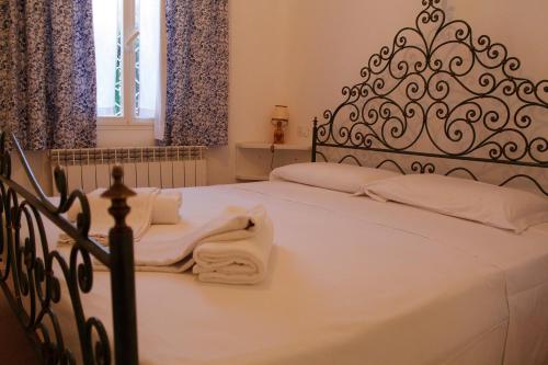 a bedroom with a black and white bed with white towels at Appartamento Redentore in Venice
