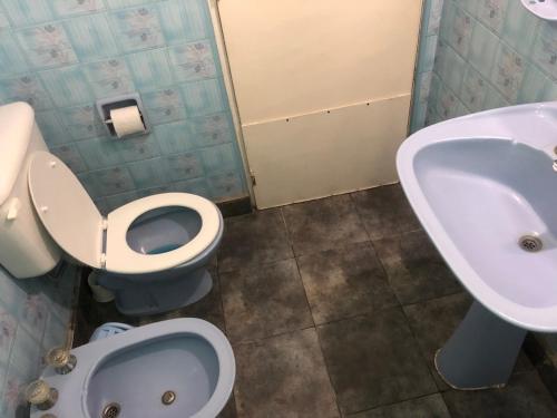 łazienka z toaletą i umywalką w obiekcie Alquiler de Casa en La Falda w mieście La Falda