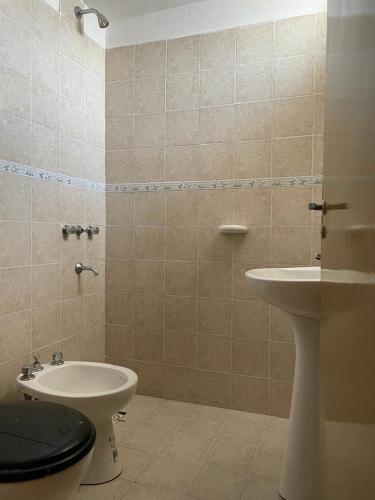Hosteria EL PARRAL في مينا كلافيرو: حمام مع مرحاض ومغسلة