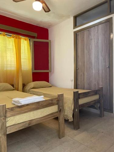 Un dormitorio con dos camas y una puerta corredera. en Hosteria EL PARRAL, en Mina Clavero