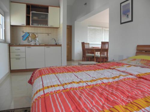 Postelja oz. postelje v sobi nastanitve Studio apartment in Premantura with sea view, air conditioning, WiFi, washing machine 3352-30