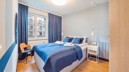 a bedroom with a bed and a desk and a window at Nexo, Sun & Snow in Puck