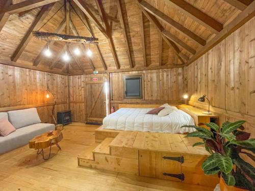 - une chambre avec un lit dans une pièce en bois dans l'établissement Mountain Eco Shelters, à Funchal