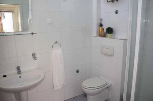 Kúpeľňa v ubytovaní Apartment in Trogir with sea view, terrace, air conditioning, WiFi 4328-5