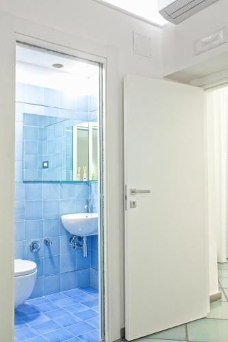 Dimora Salernum Apartmentにあるバスルーム