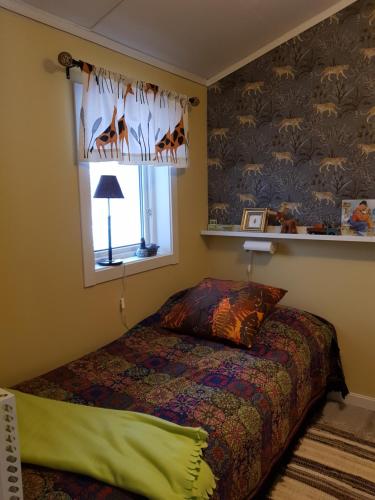 - une chambre avec un lit et une fenêtre dans l'établissement StugaFalun, à Falun
