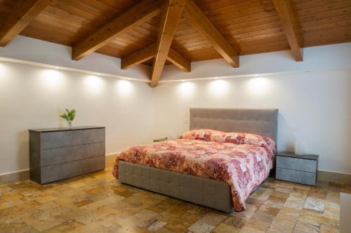 佩斯卡拉的住宿－B&B Palazzo Storico Di Nicola，一间卧室设有一张床和木制天花板