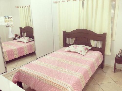 A bed or beds in a room at Casa da Tia Lalá
