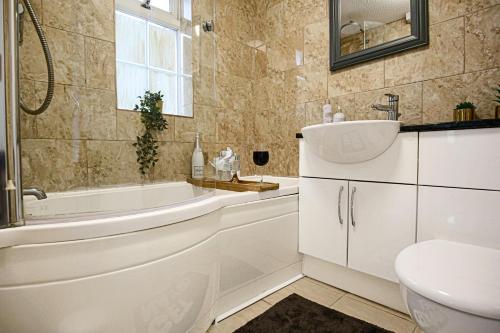 Bathroom sa Petworth House - Central Milton Keynes - Smart TVs, Pool Table, Garden and Free Parking by Yoko Property