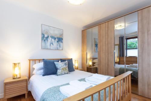 um quarto com uma cama grande e um espelho em Vibrant & bright city centre apartment! em Oxford