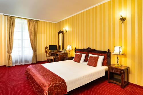 
Łóżko lub łóżka w pokoju w obiekcie Pałac Bursztynowy
