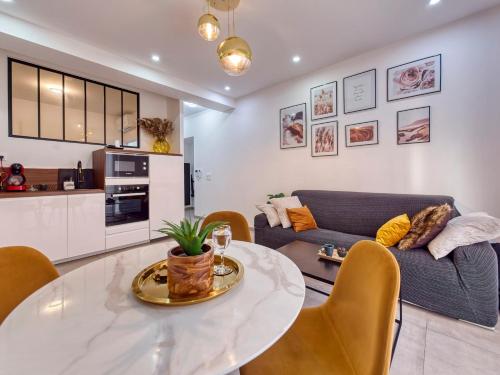 un salon avec une table et un canapé dans l'établissement City Vibes, Indoor Parking, Breakfast & Air Conditioning, à Nice