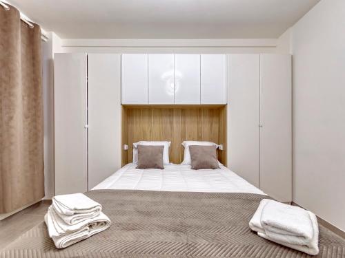 Krevet ili kreveti u jedinici u okviru objekta Chic & Cosy appartment in hyper center, PARKING free & air conditioned & wifi