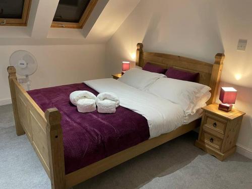 Un pat sau paturi într-o cameră la Superb base for exploring Cornwall and Plymouth