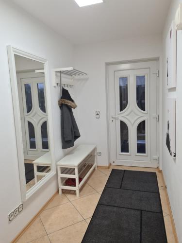 ein Ankleidezimmer mit 2 Fenstern und einem schwarzen Teppich in der Unterkunft Biggesee-Sauerland in Drolshagen