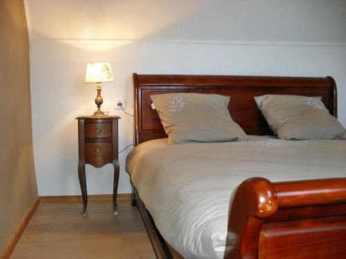 1 dormitorio con 1 cama con lámpara en una mesita de noche en Gite Mosan, en Houyet