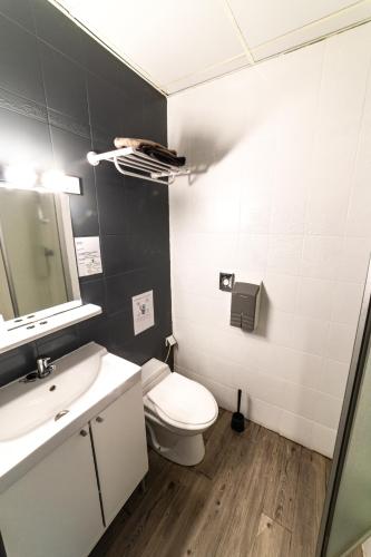 Bilik mandi di Hôtel Furania